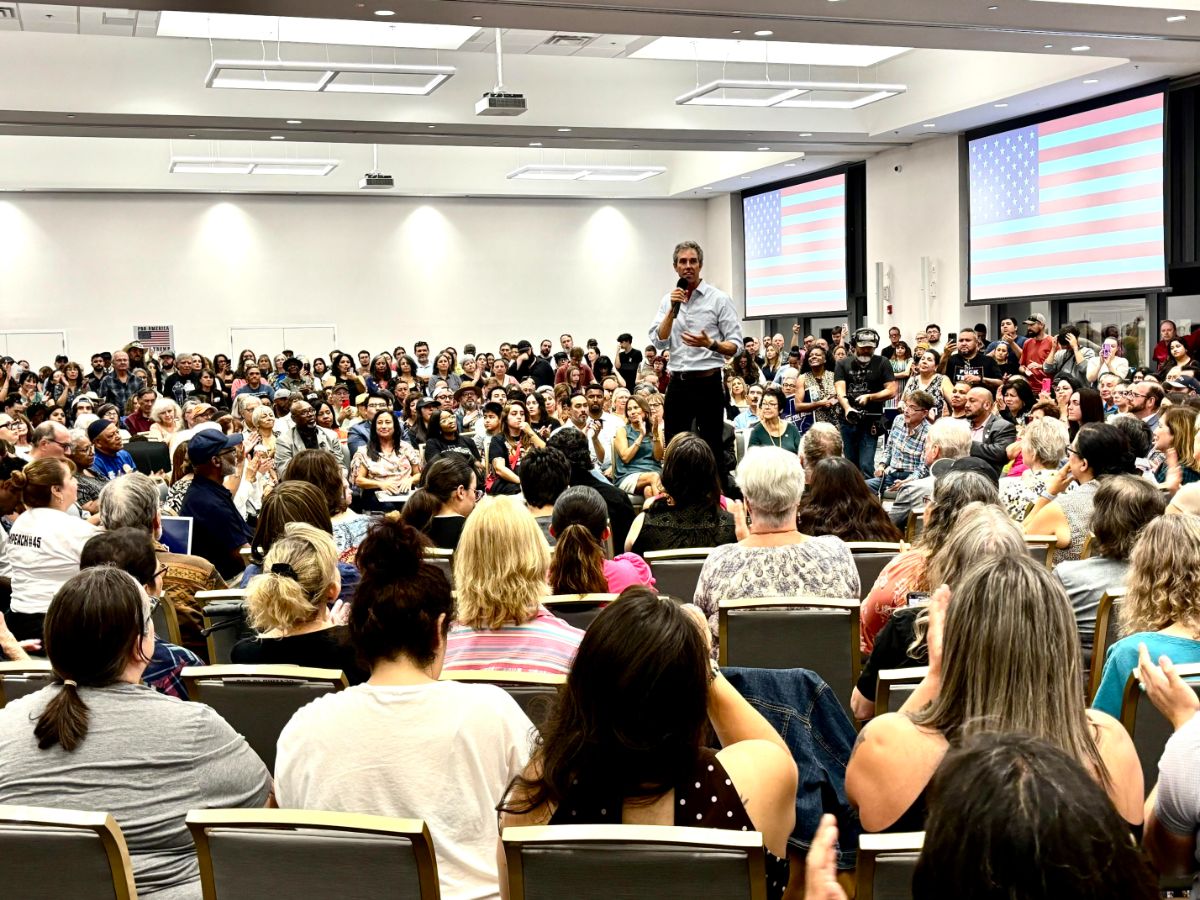 Beto standing at the center of a crowd of supporters in El Paso.