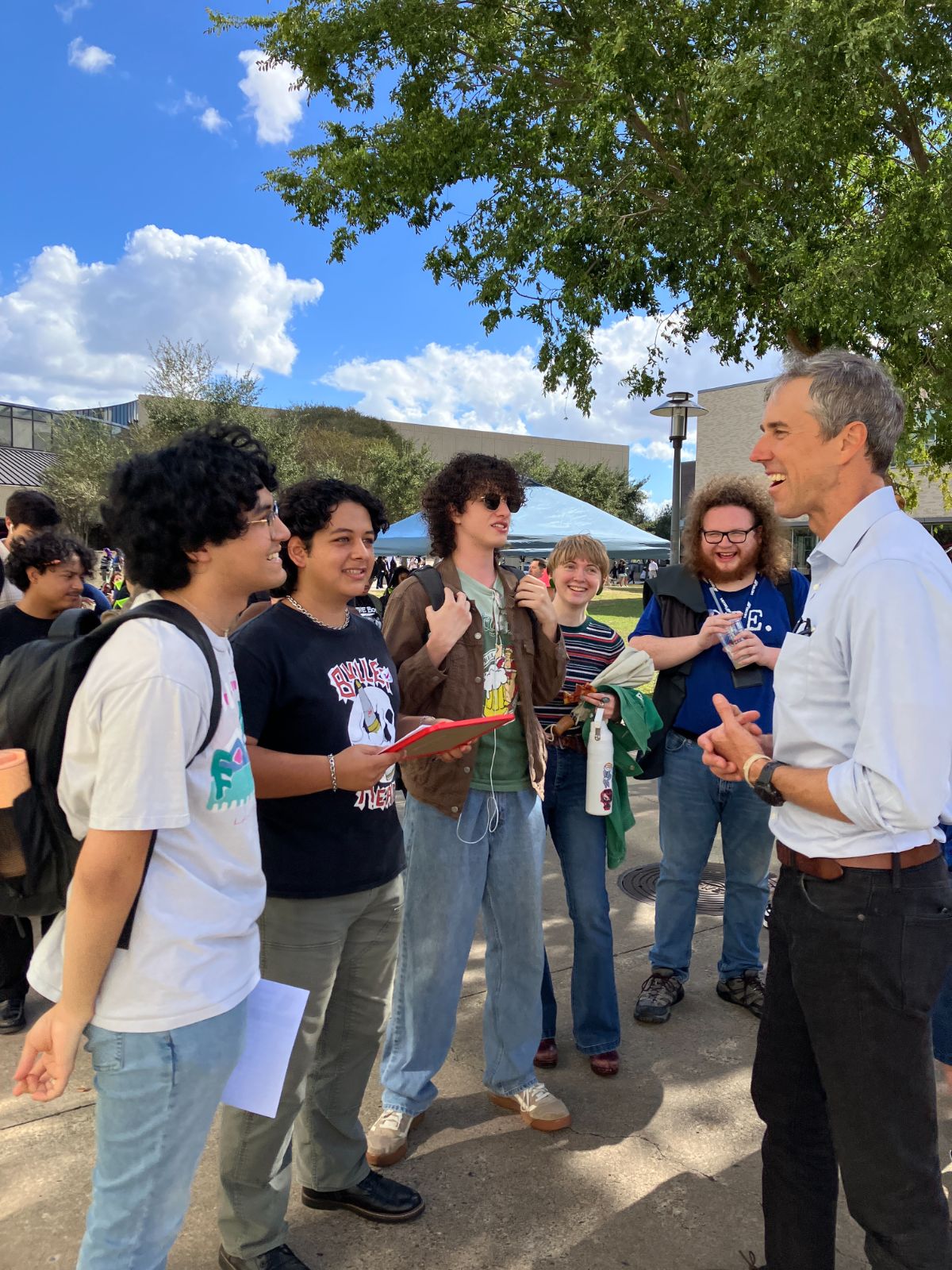 Beto speaking with students.