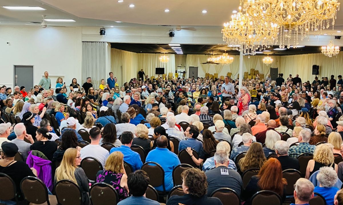 Image of Beto speaking in another convention room packed with people